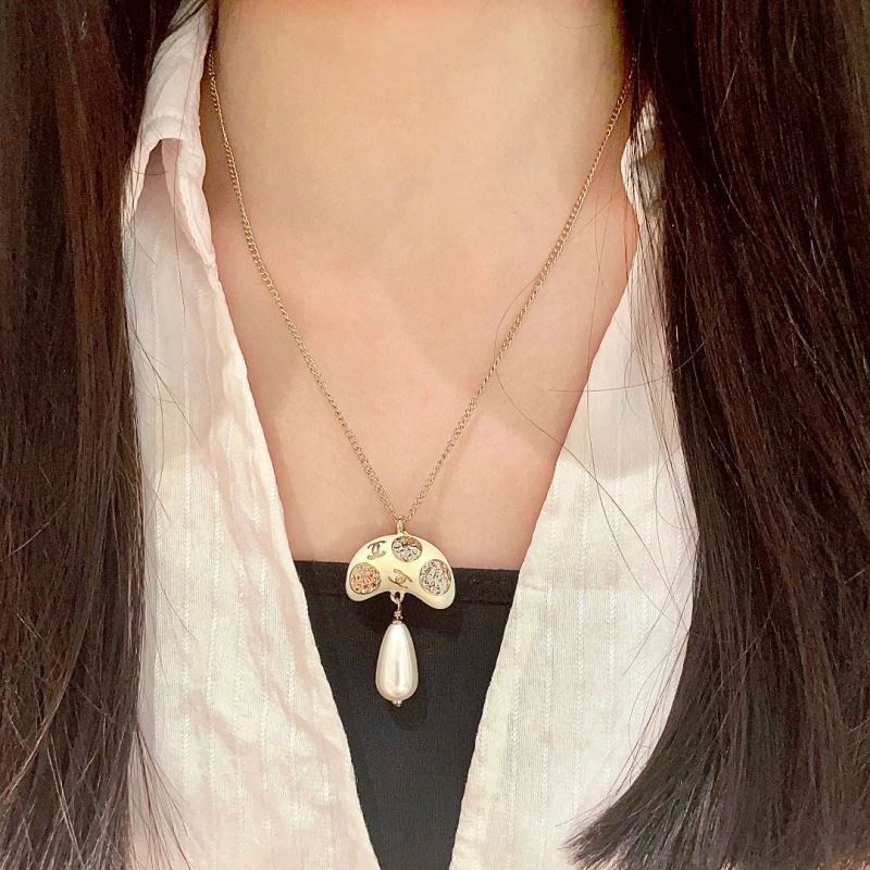 Minimalist Chanel Necklaces 228611