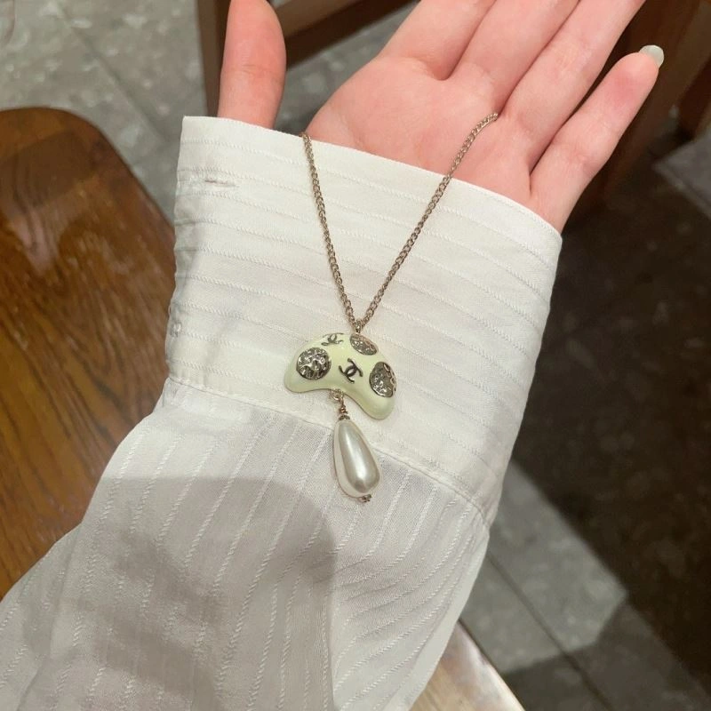 Minimalist Chanel Necklaces 228611