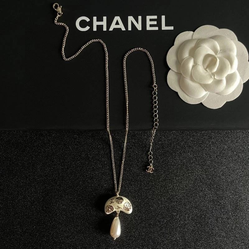 Minimalist Chanel Necklaces 228611
