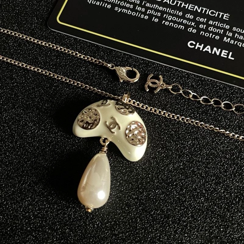 Minimalist Chanel Necklaces 228611