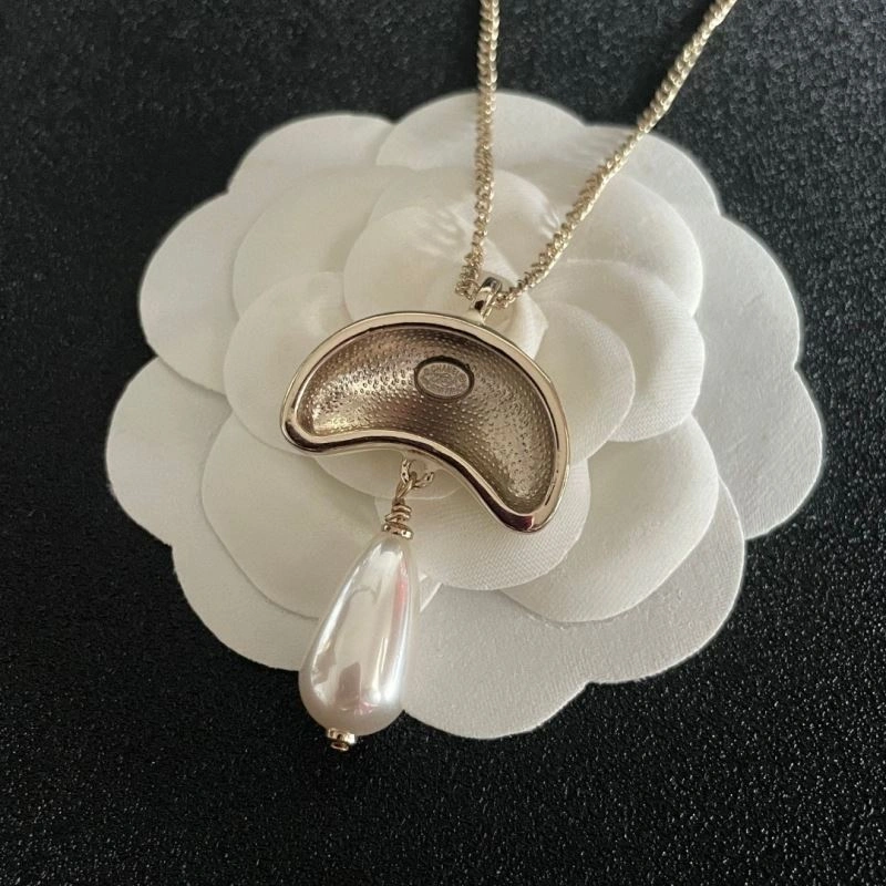 Minimalist Chanel Necklaces 228611