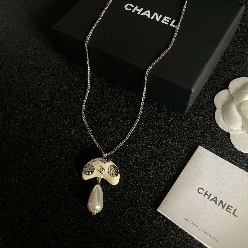 Minimalist Chanel Necklaces 228611