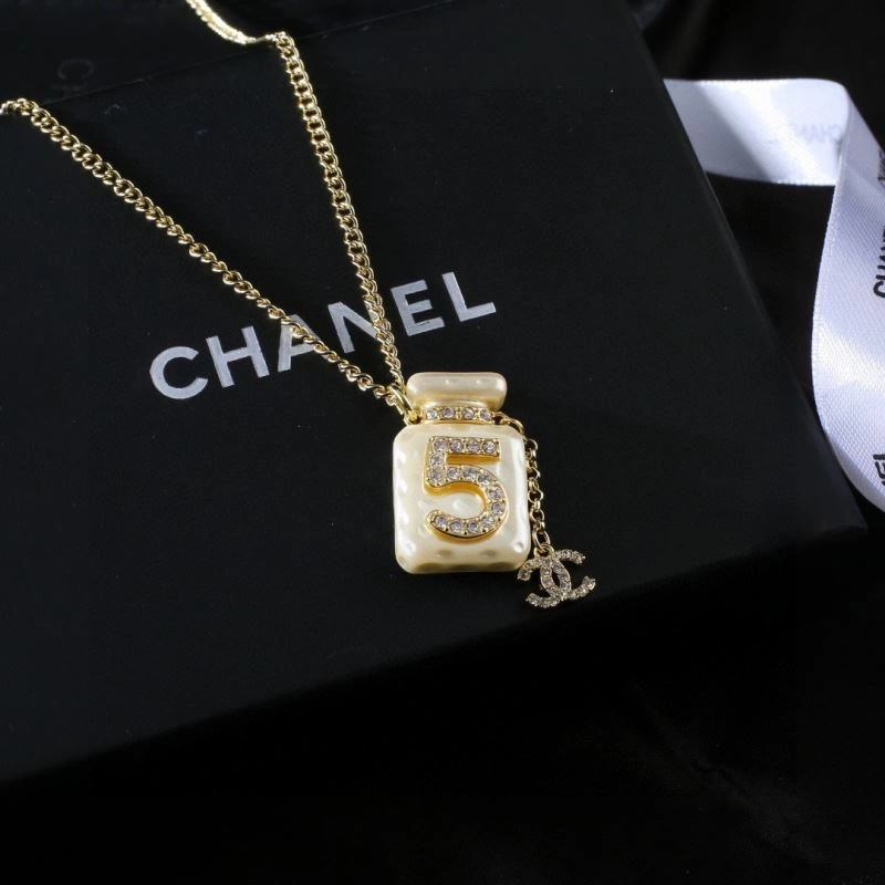 Supportive Chanel Necklaces 228605