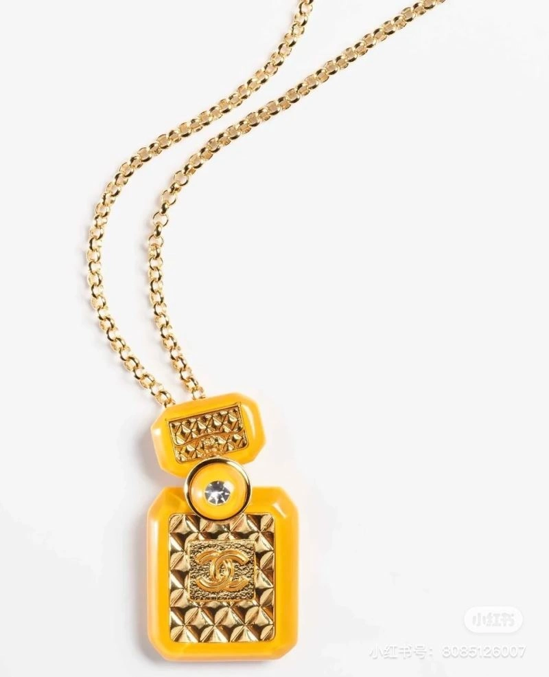 Trendsetting Chanel Necklaces 228502