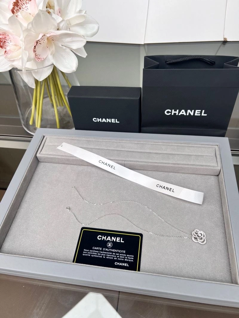 Minimalist Chanel Necklaces 226935