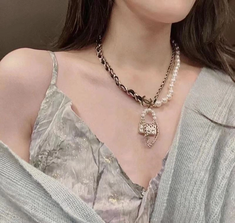 Contemporary Chanel Necklaces 225817
