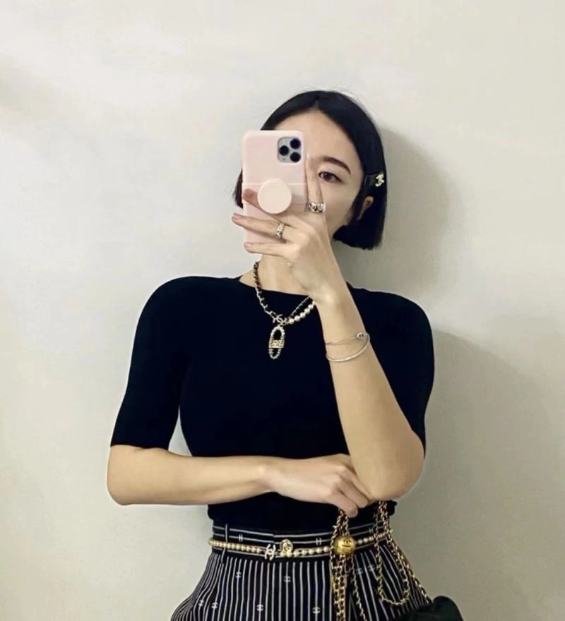 Contemporary Chanel Necklaces 225817