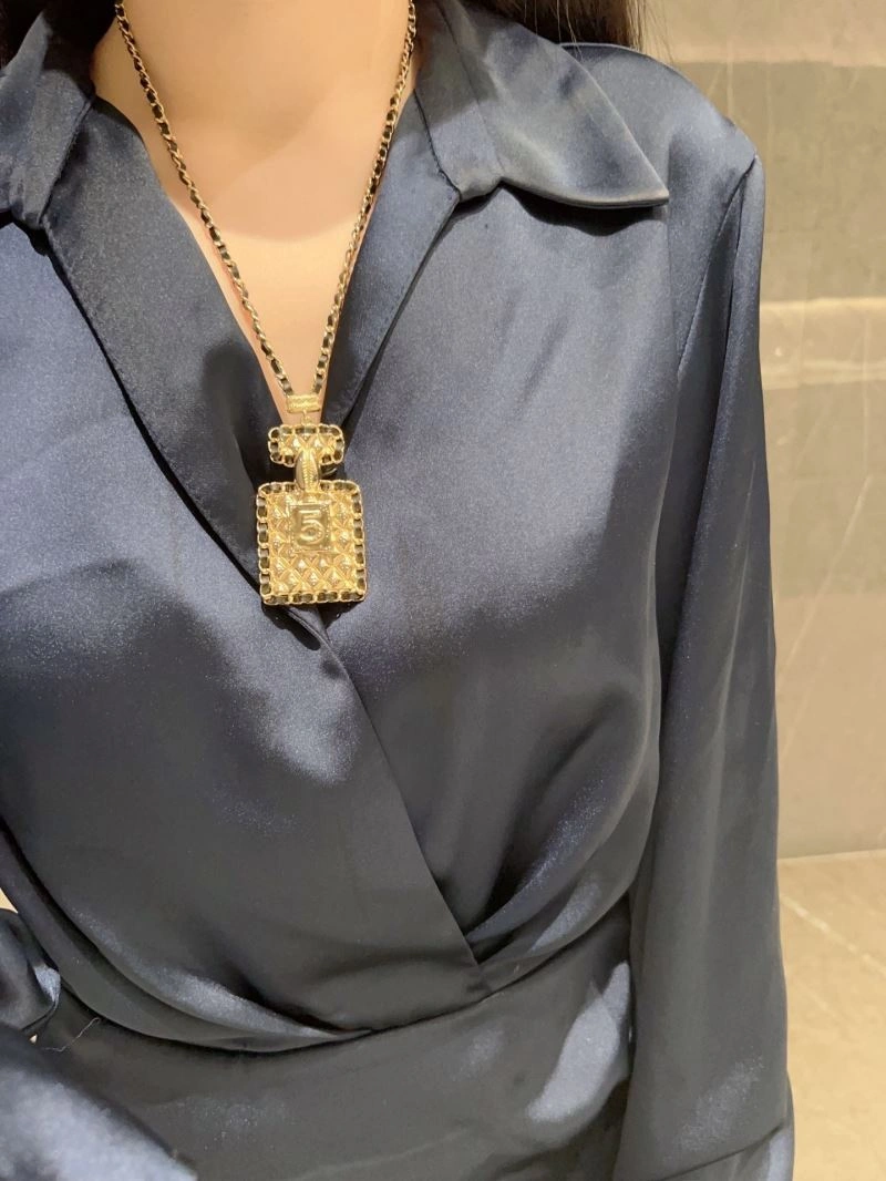 Tailored Chanel Necklaces 225768