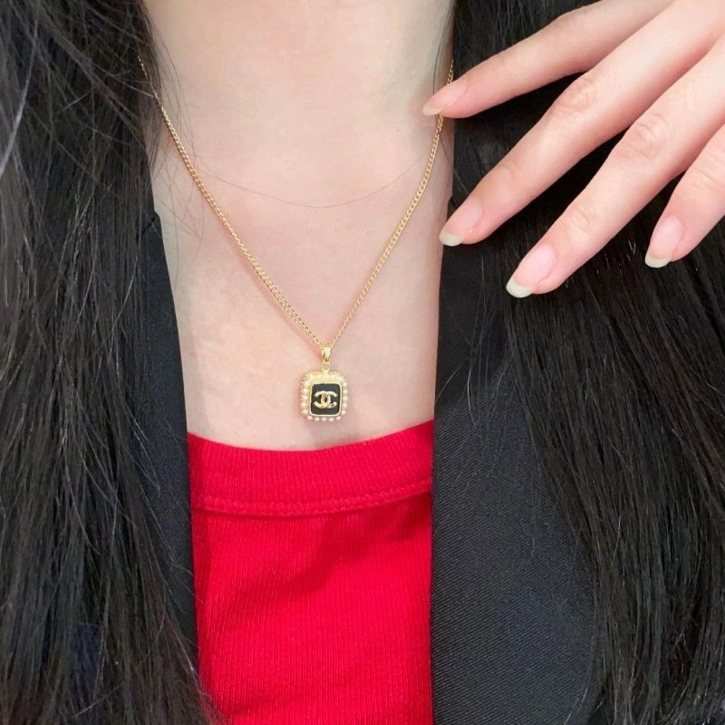 Chanel Necklaces Bright 224671