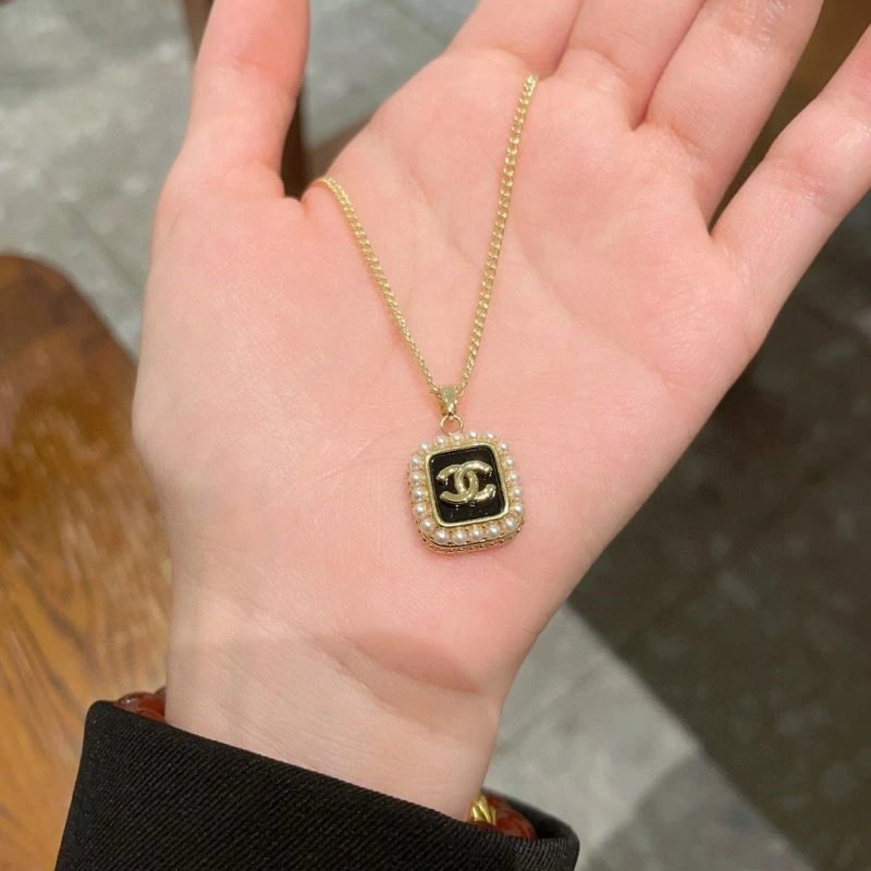 Chanel Necklaces Bright 224671