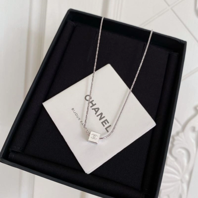 WaterResistant Chanel Necklaces 224543