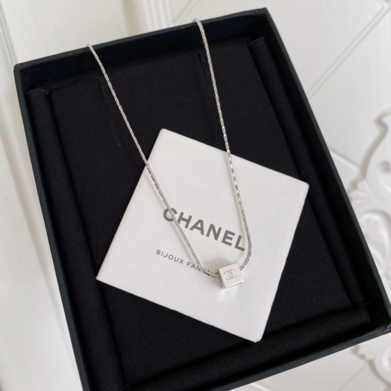 WaterResistant Chanel Necklaces 224543