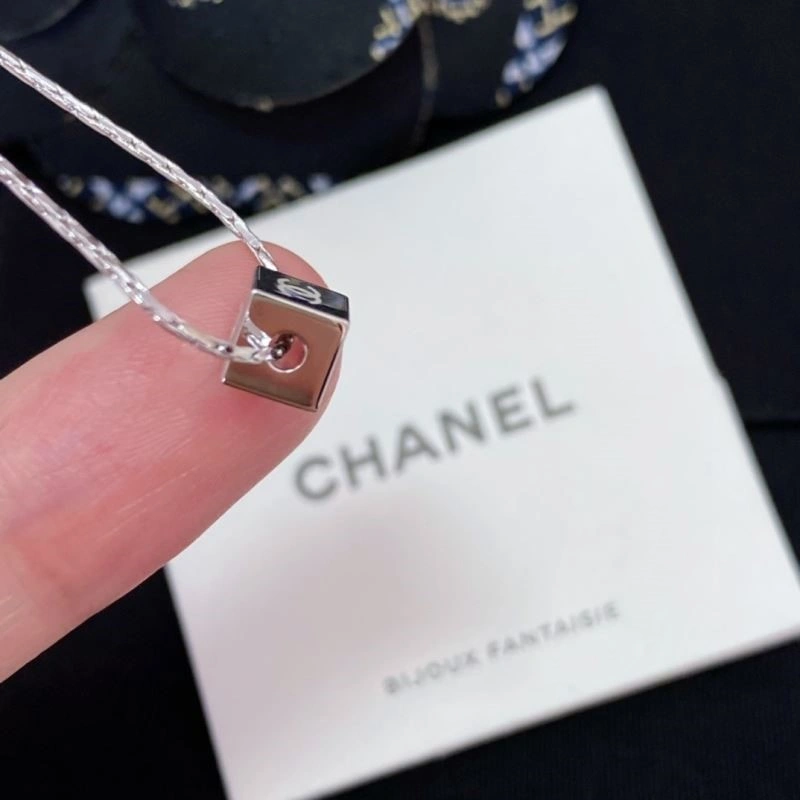 WaterResistant Chanel Necklaces 224543