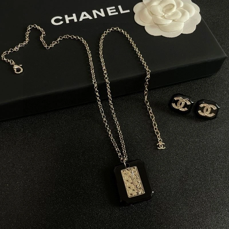 Chanel Necklaces Neat 223410