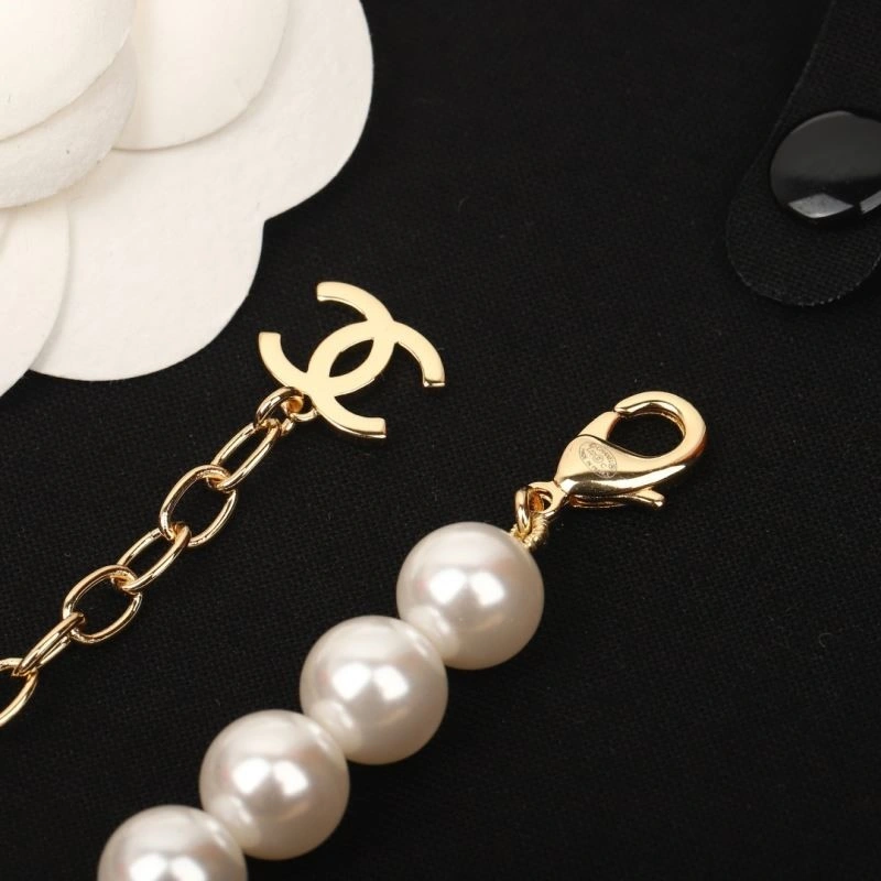 Snug Chanel Necklaces 223289