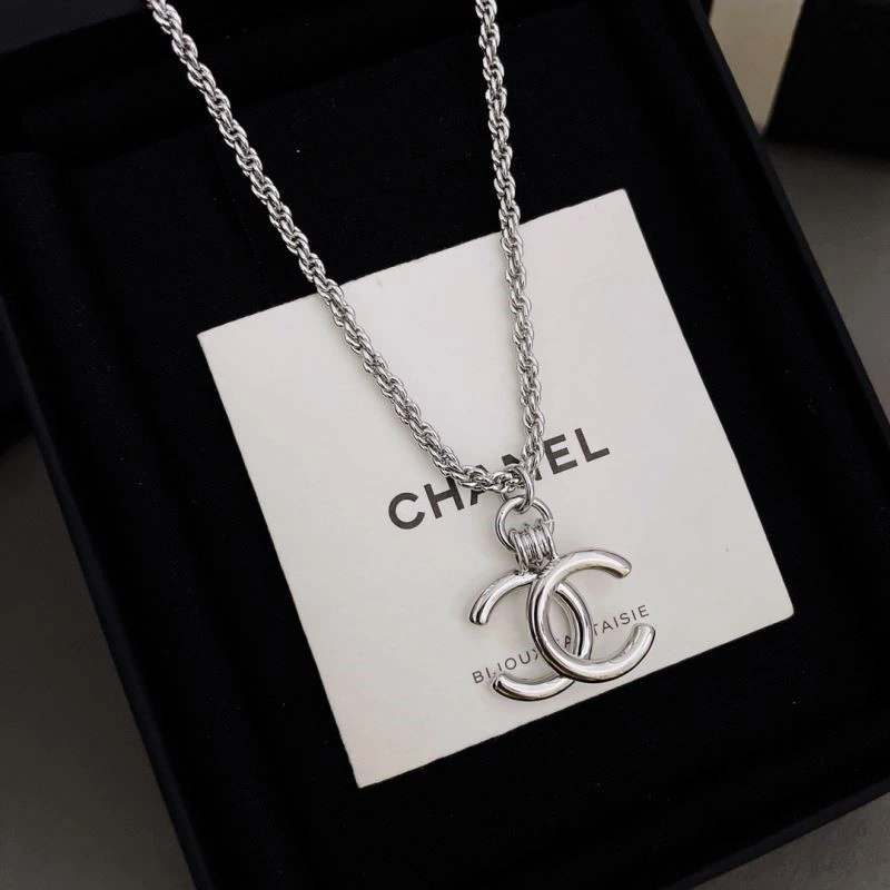Snug Chanel Necklaces 222290
