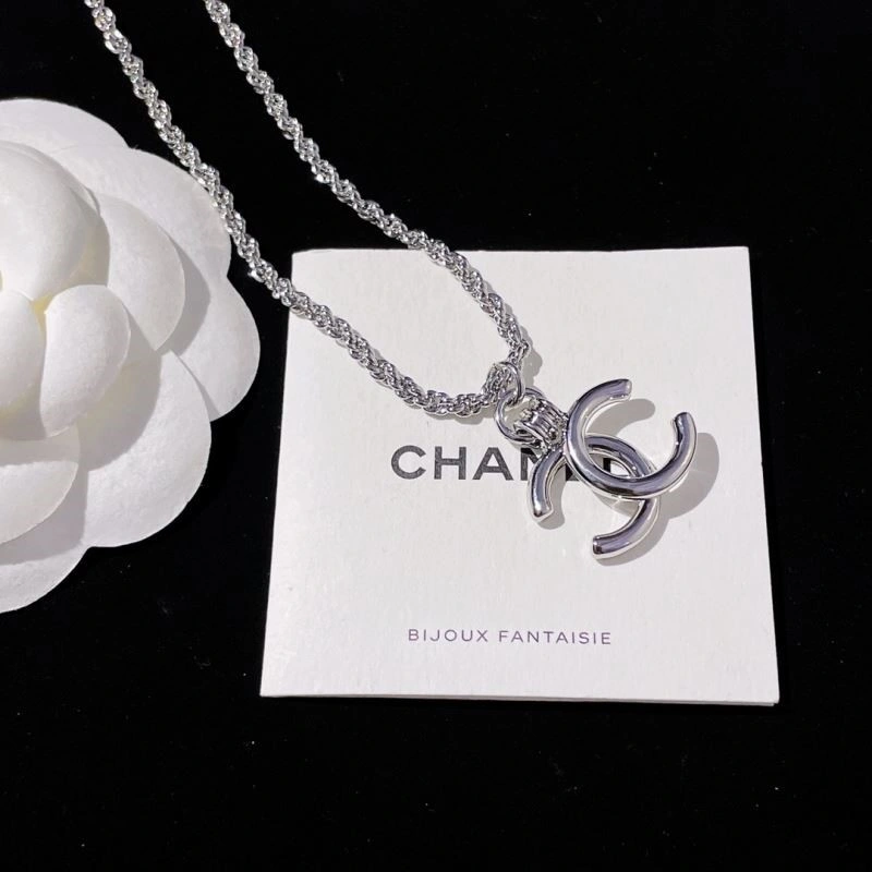 Snug Chanel Necklaces 222290