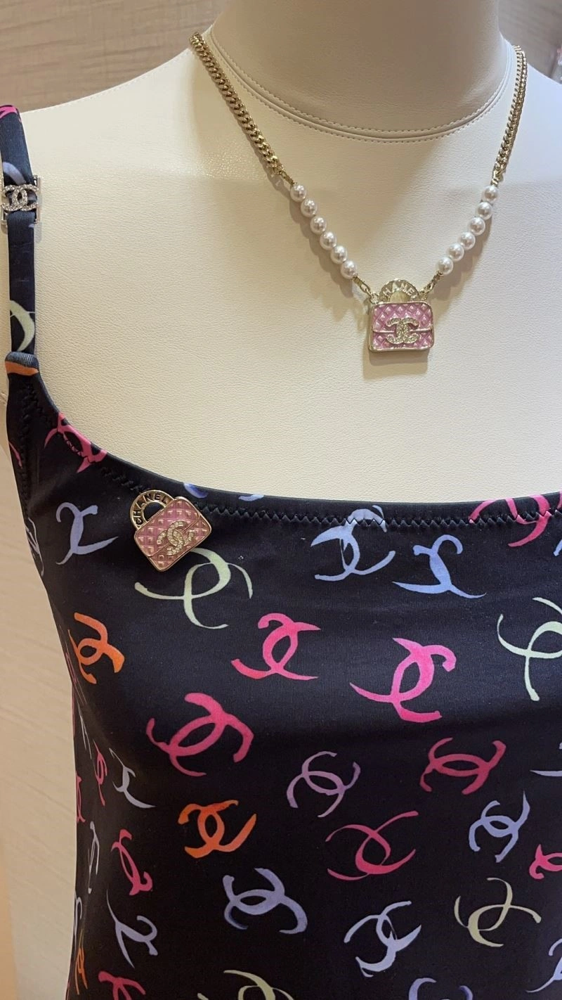 Snug Chanel Necklaces 222120