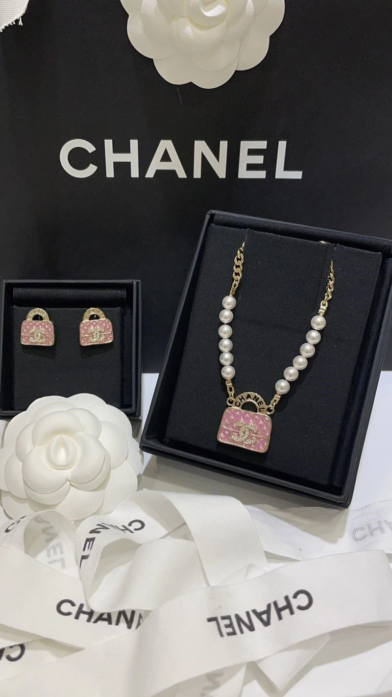 Snug Chanel Necklaces 222120
