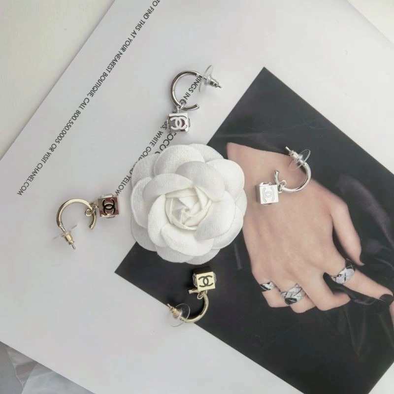 Effortless Chanel Necklaces 222076