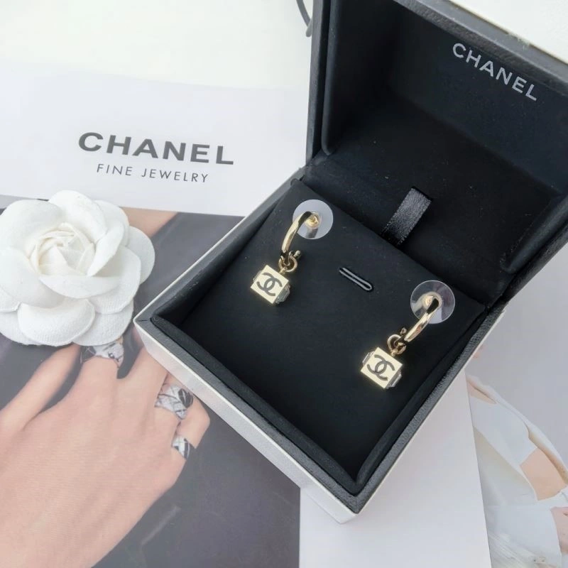 Effortless Chanel Necklaces 222076