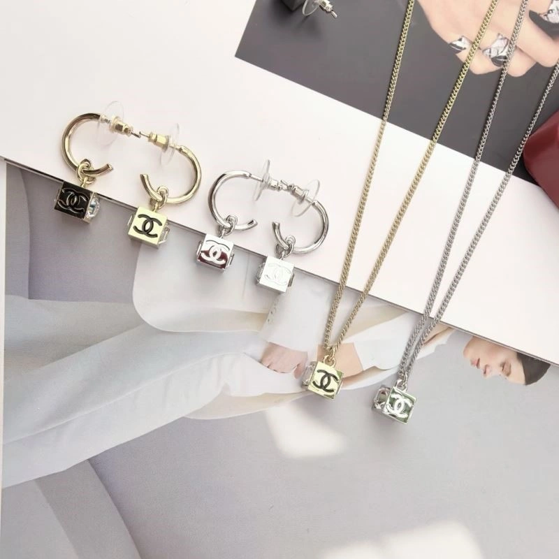 Effortless Chanel Necklaces 222076