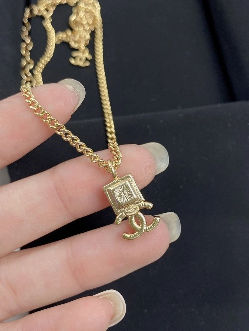 Chanel Necklaces Versatile 220900