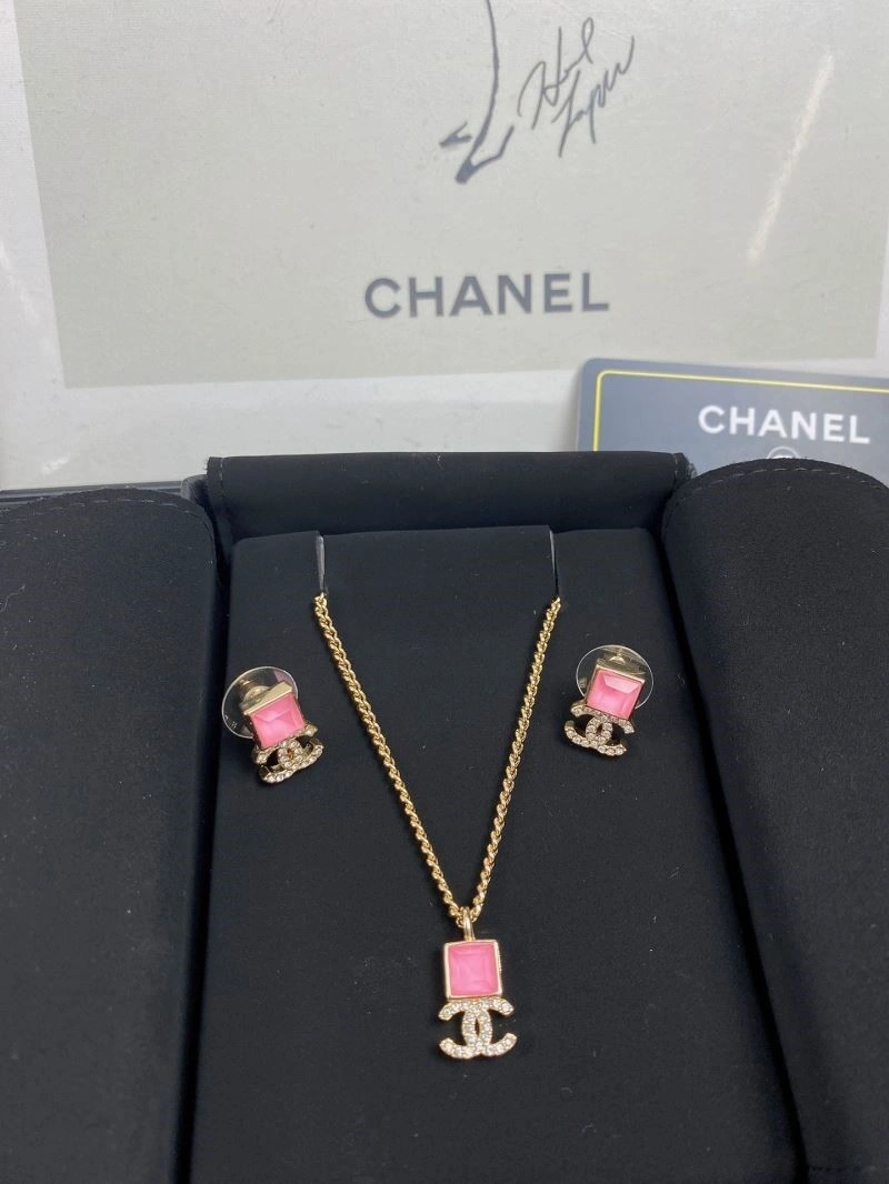 Chanel Necklaces Versatile 220900