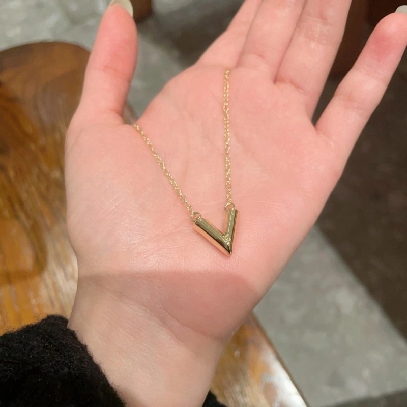 Sleek Chanel Necklaces 220581