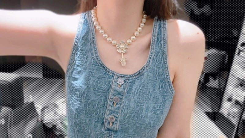 Contemporary Chanel Necklaces 218963