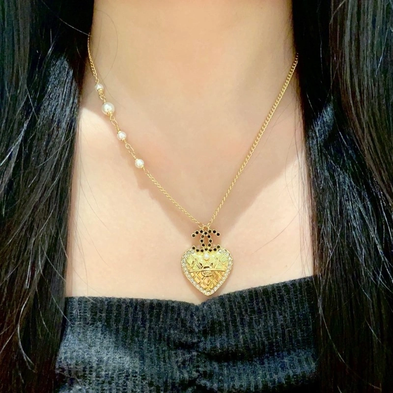 Vibrant Chanel Necklaces 218908