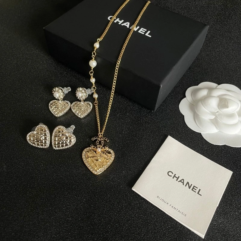 Vibrant Chanel Necklaces 218908