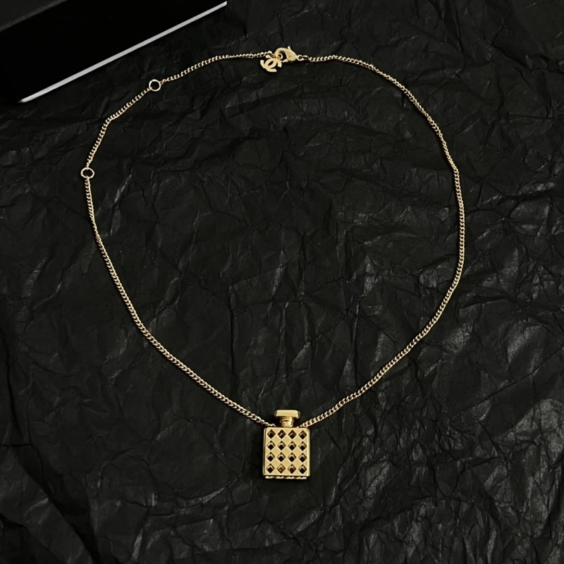Minimalist Chanel Necklaces 218870