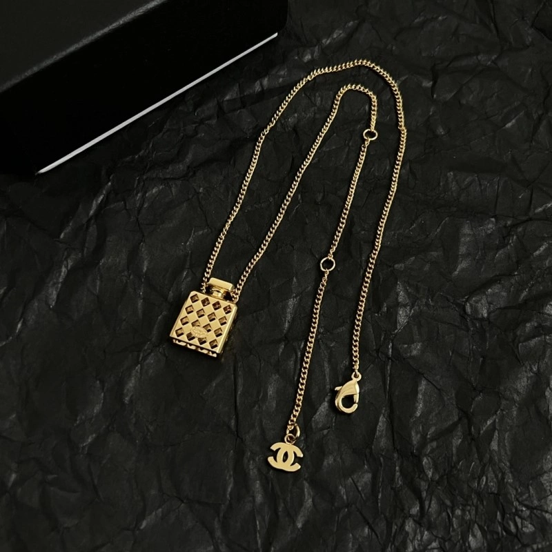 Minimalist Chanel Necklaces 218870