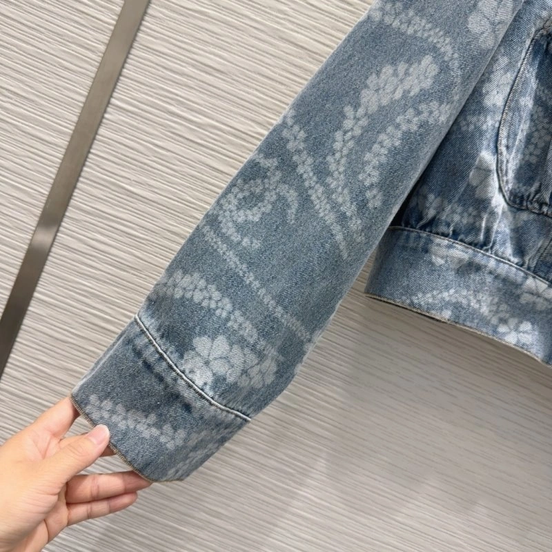 Sophisticated Chanel Outwear 110494