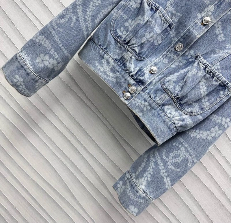 Chanel Outwear TimelessDesign 108169