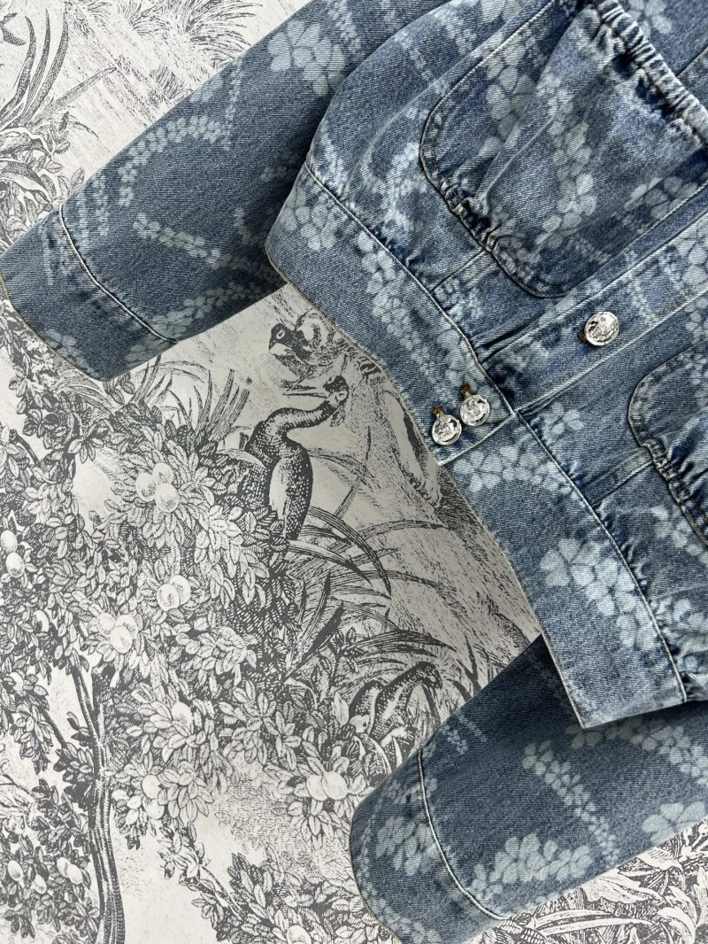 Chanel Outwear TimelessDesign 108171