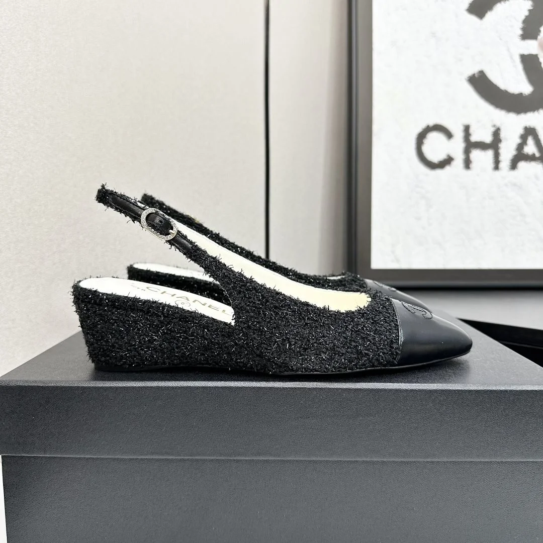Snug Chanel Sandals 18458