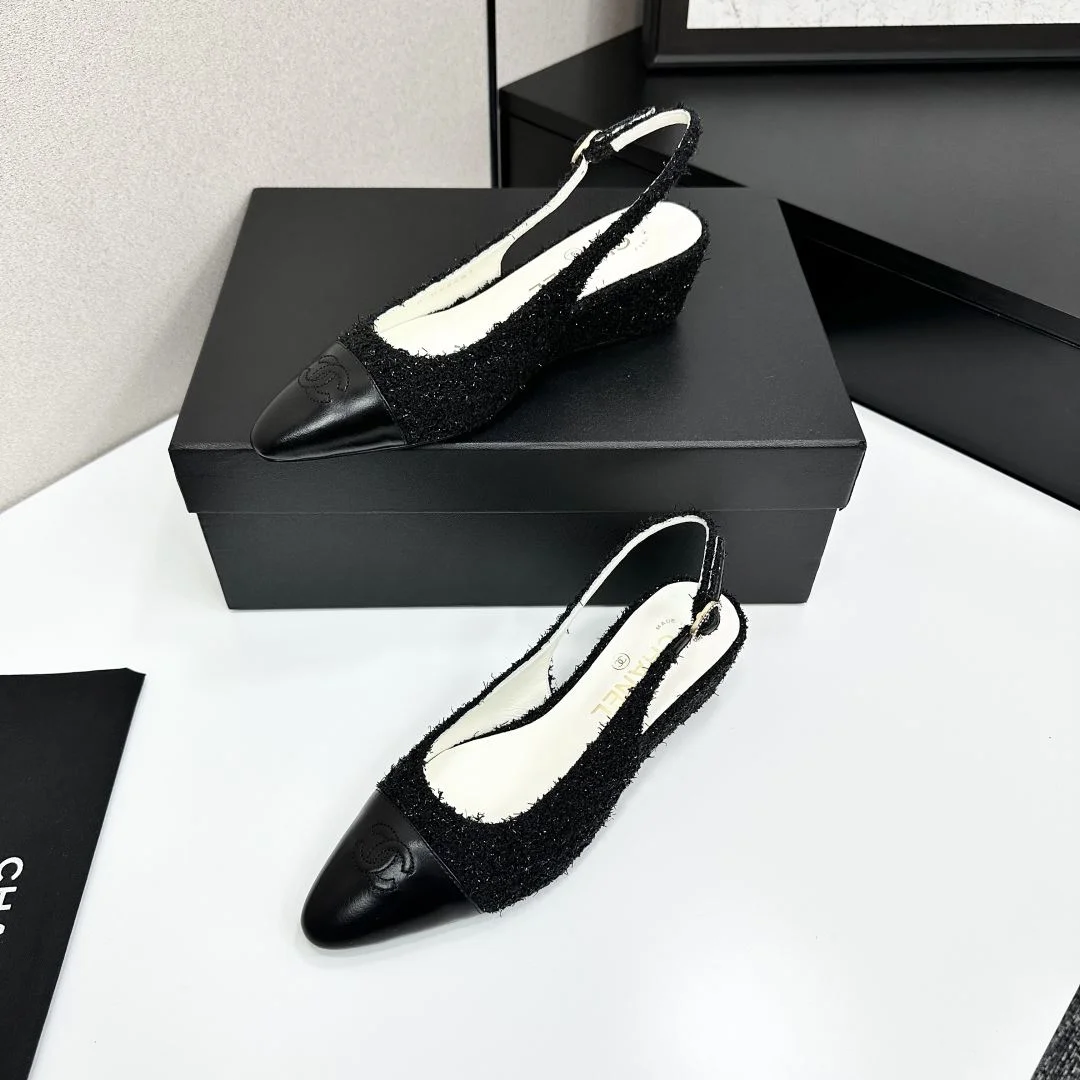 Snug Chanel Sandals 18458