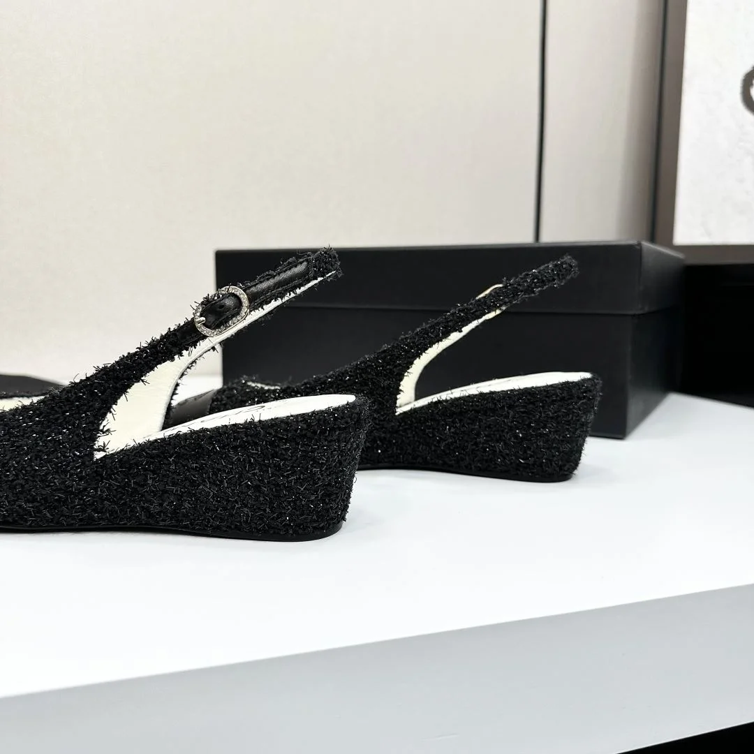 Snug Chanel Sandals 18458
