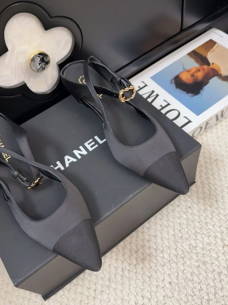 Elegant Chanel Sandals 18968