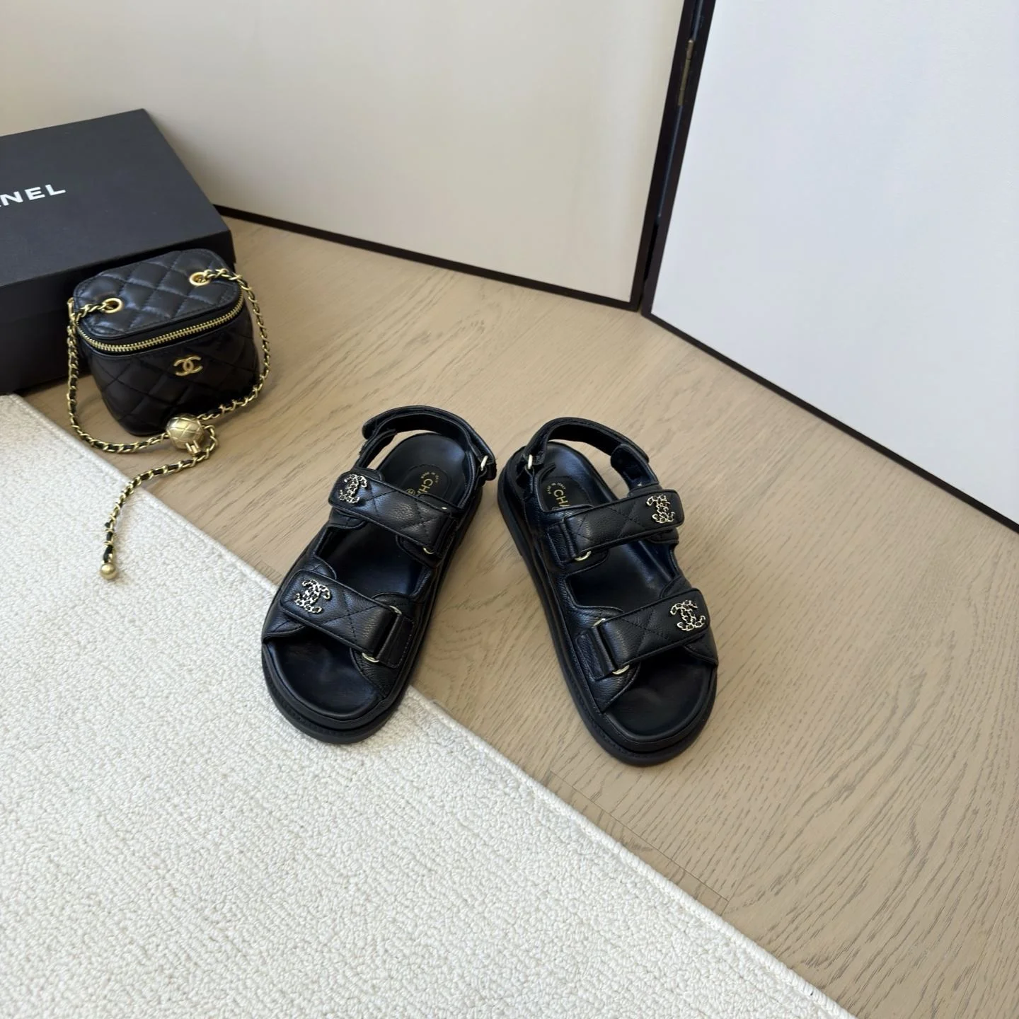 Unique Chanel Sandals 18017
