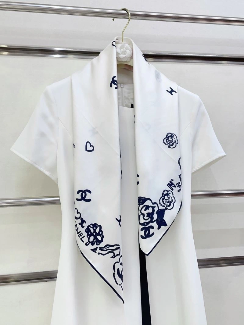 Minimalist Chanel Scarf 271951