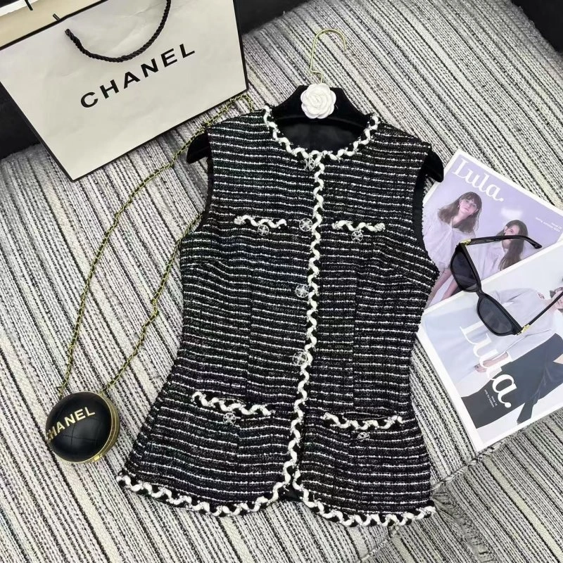 Vibrant Chanel Short Suits 110439