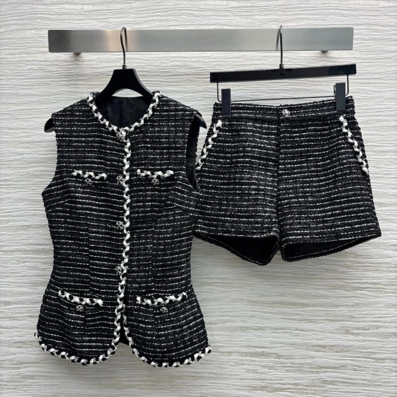 Chanel Short Suits Premium 110406