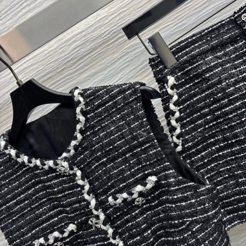 Chanel Short Suits Premium 110406