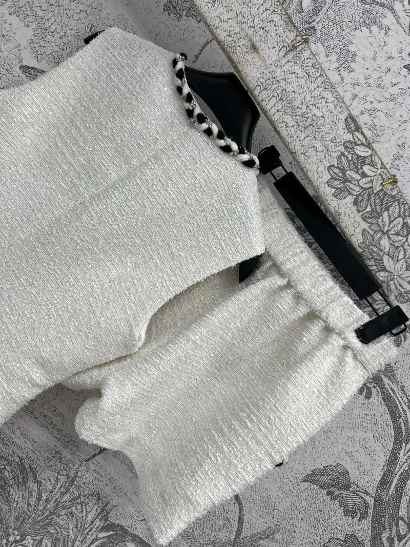 Unique Chanel Short Suits 108080
