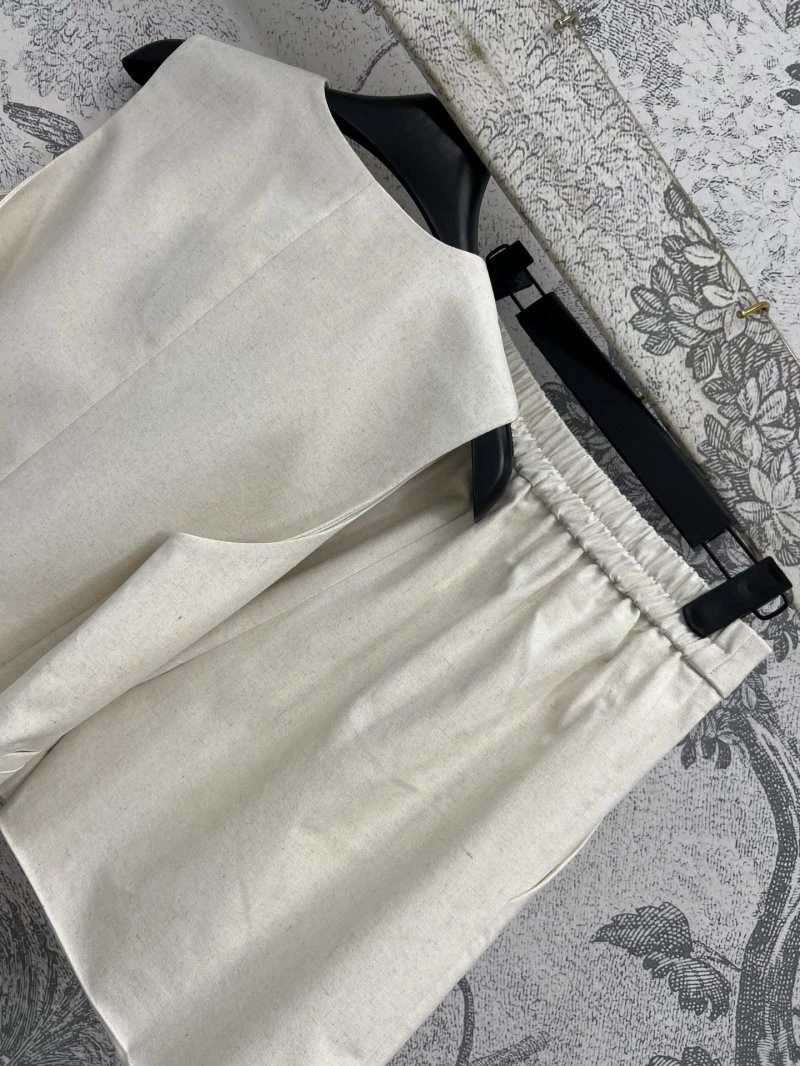 Versatile Chanel Short Suits 108070