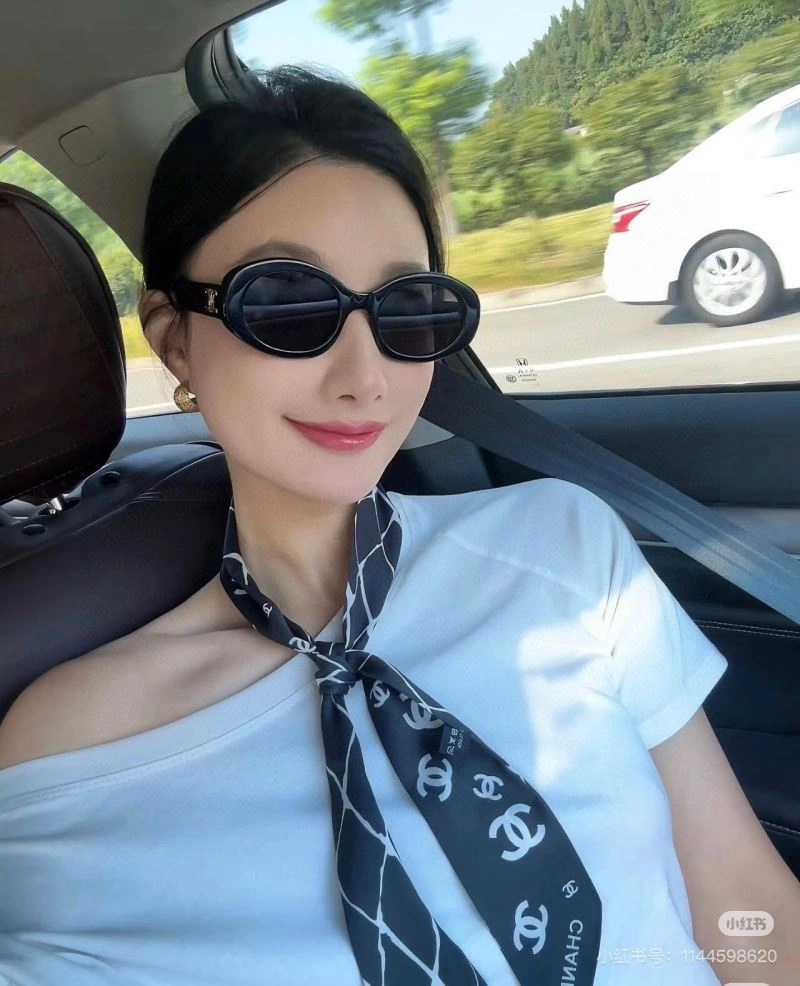 Elegant Chanel Silk 273053