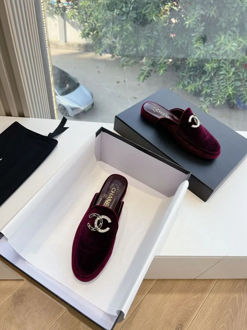 Bright Chanel Slippers 18510